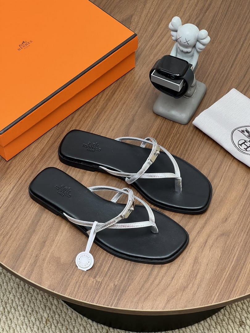 Hermes H261038ZvL1390 Miss sandal Black & Silver