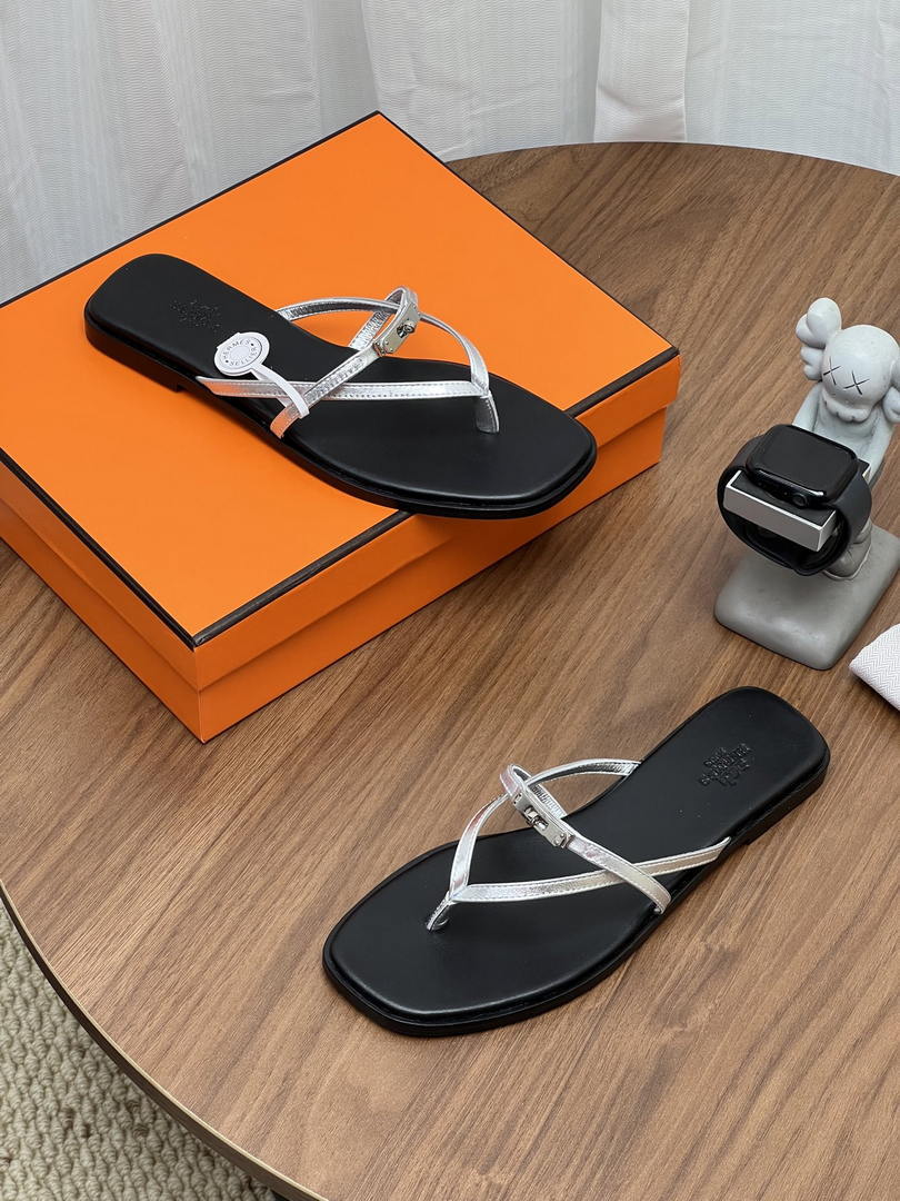 Hermes H261038ZvL1390 Miss sandal Black & Silver