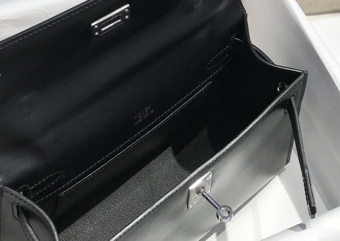 Hermes Kelly Pouchette Fine grain calfskin clutch bag H231300