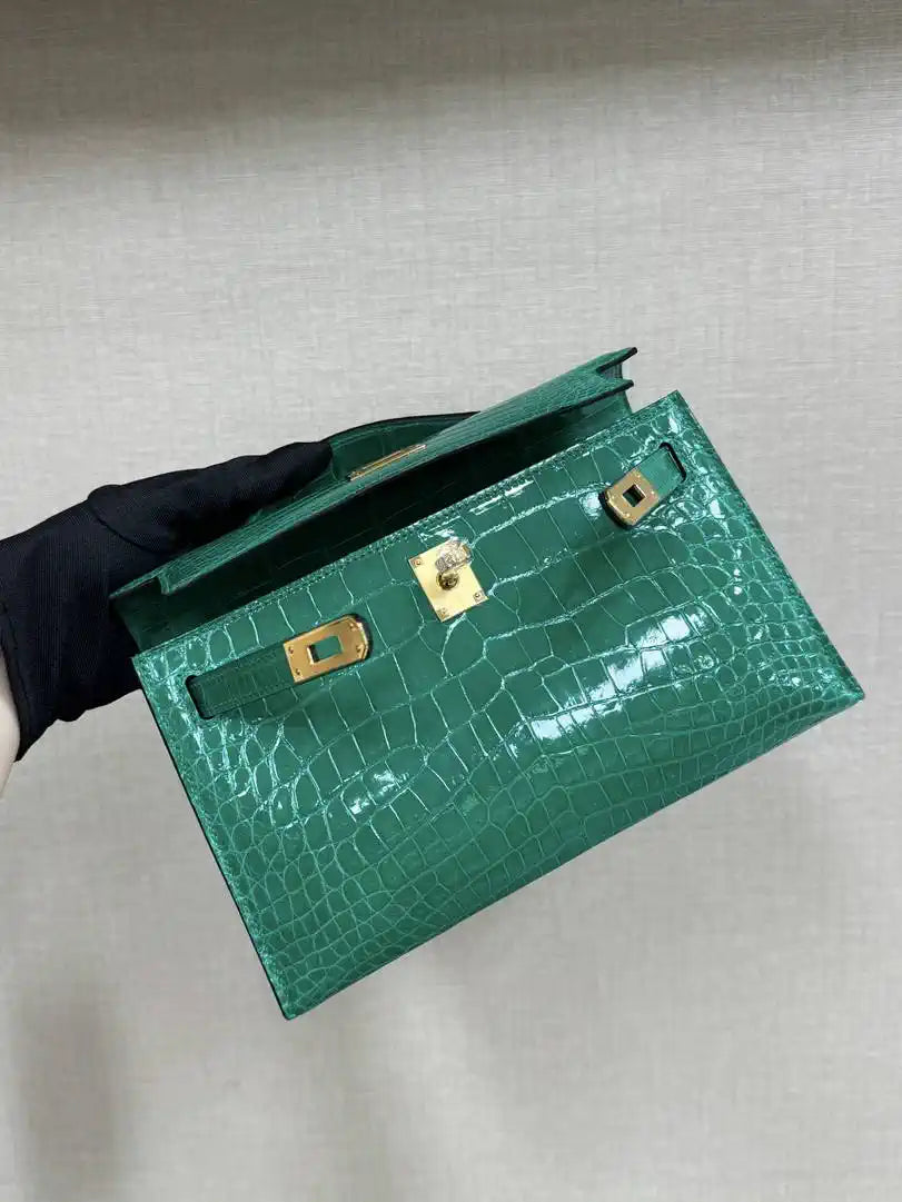 Hermes Kelly Pouchette Glossy crocodile Leather clutch bag H231023