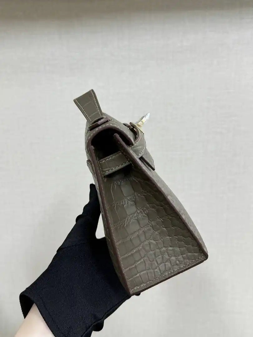 Hermes Kelly Pouchette Matte crocodile Leather clutch bag H231040