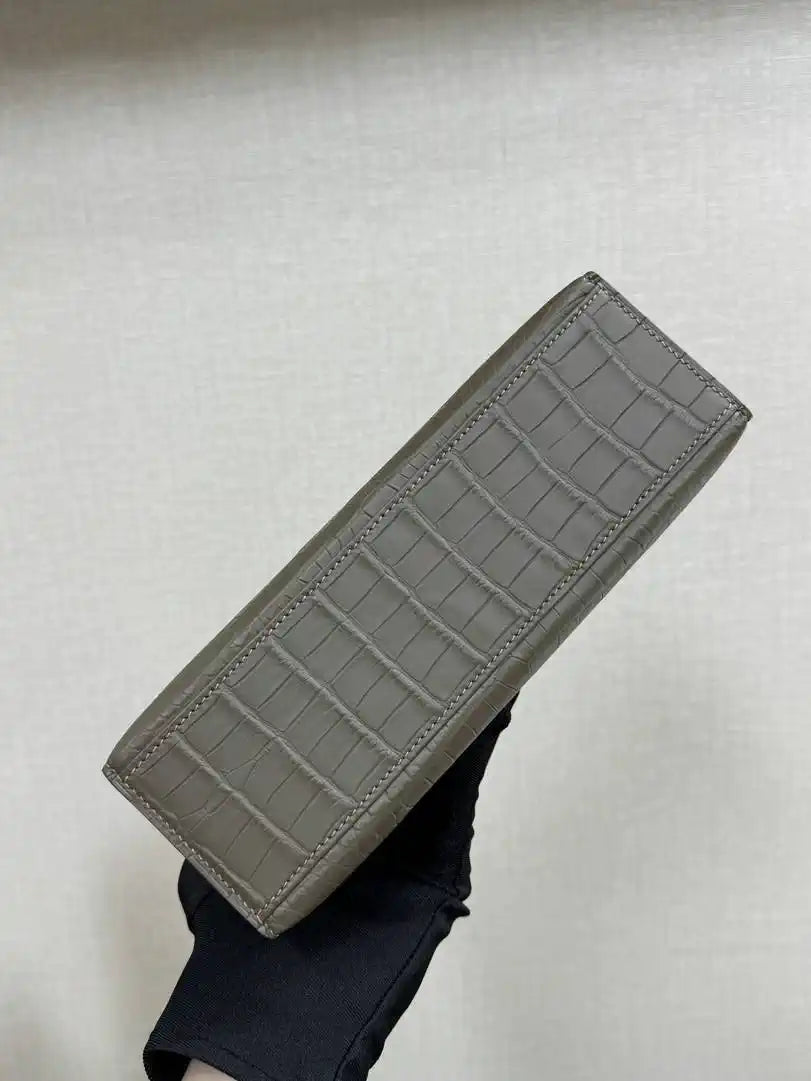 Hermes Kelly Pouchette Matte crocodile Leather clutch bag H231040