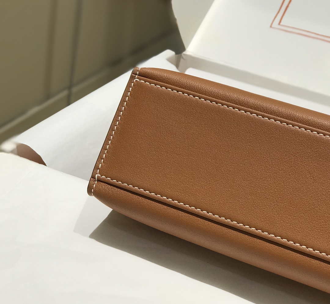 Hermes Kelly Pouchette Swift Leather clutch bag Gold H230265