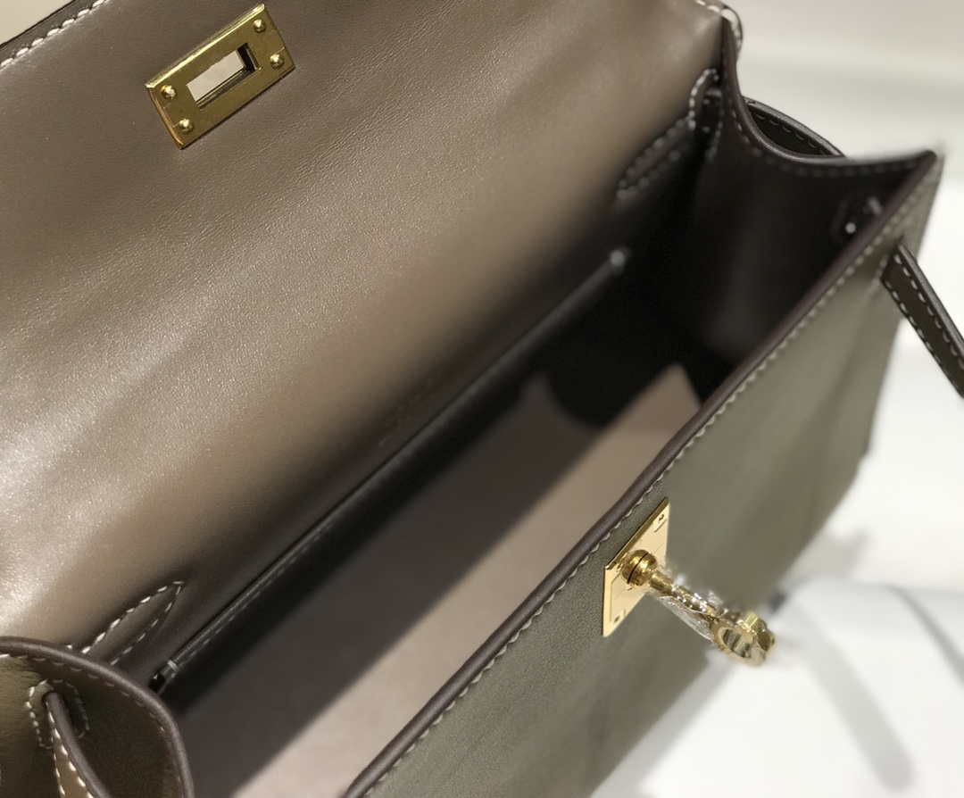 Hermes Kelly Pouchette Swift Leather clutch bag Gold H230274