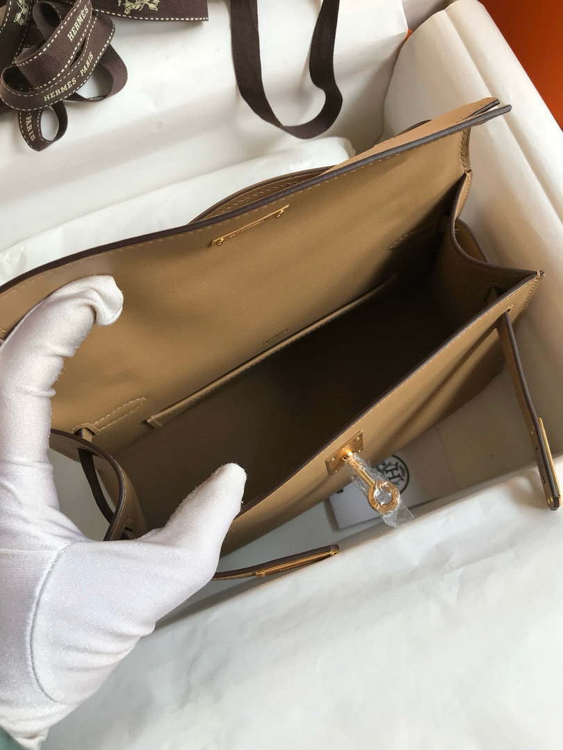 Hermes Kelly Pouchette Swift Leather clutch bag Gold H230289
