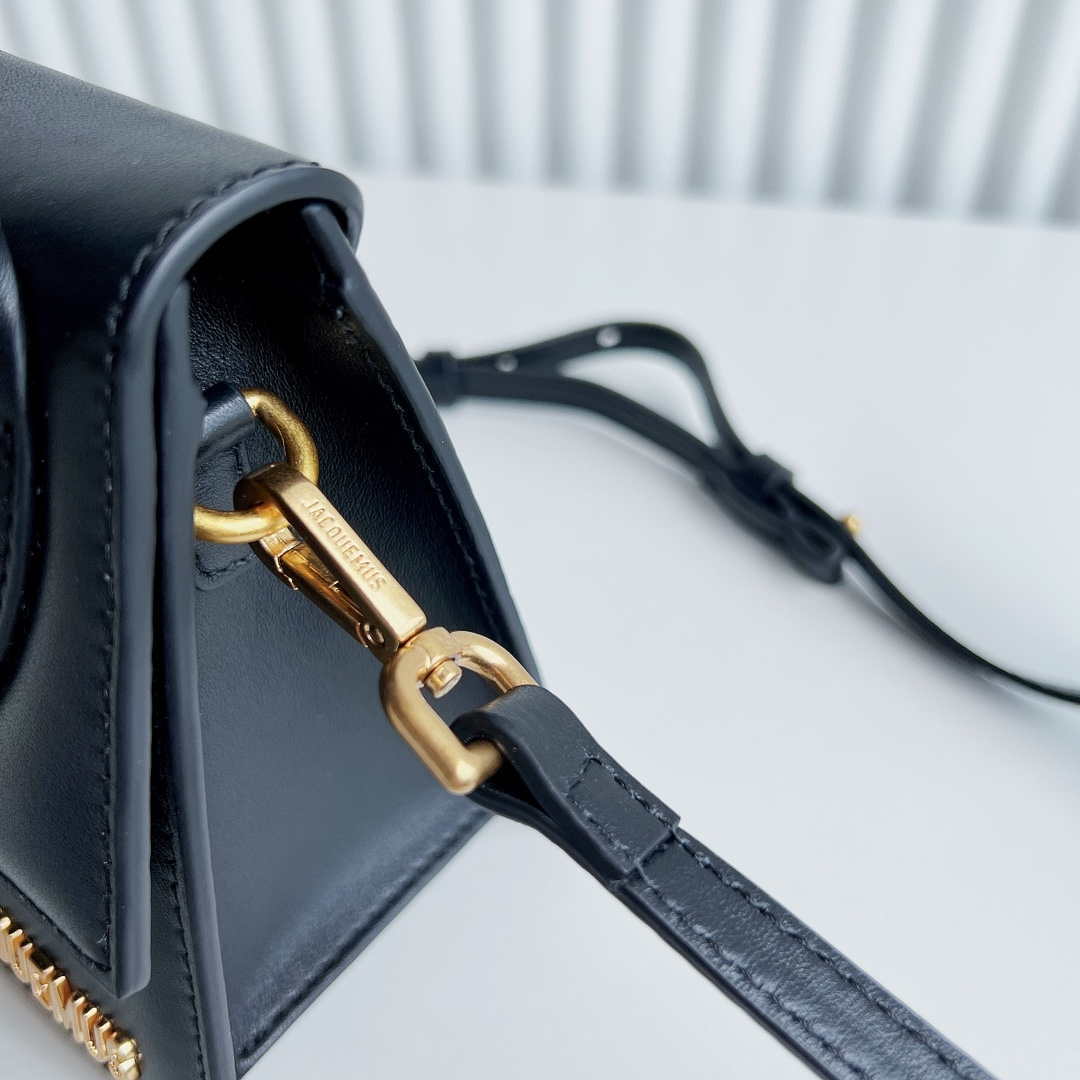 Jacquemus 222553 Black 'Le Chiquito Moyen' Bag