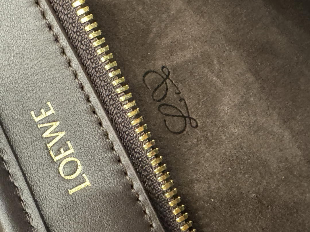 Loewe A039AS0X01 Small Amazona 180 bag in soft calfskin Dark Brown