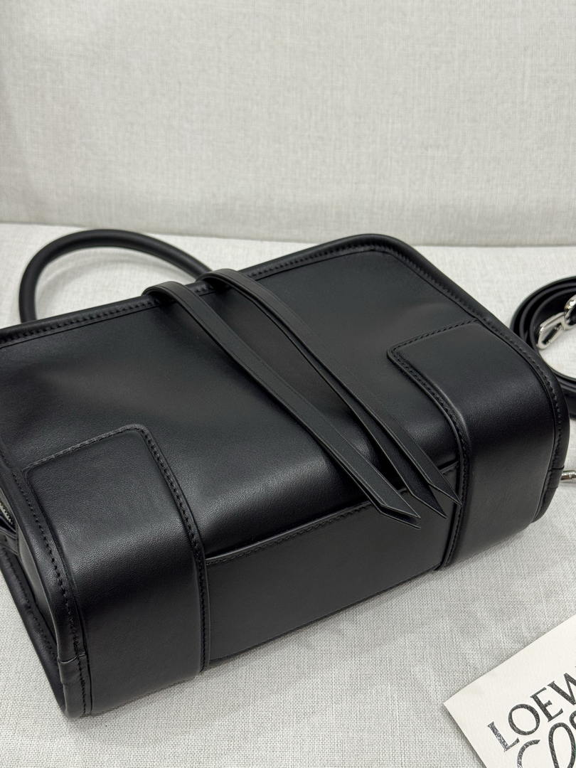 Loewe A039AS0X01 Small Amazona 180 bag in soft calfskin Black