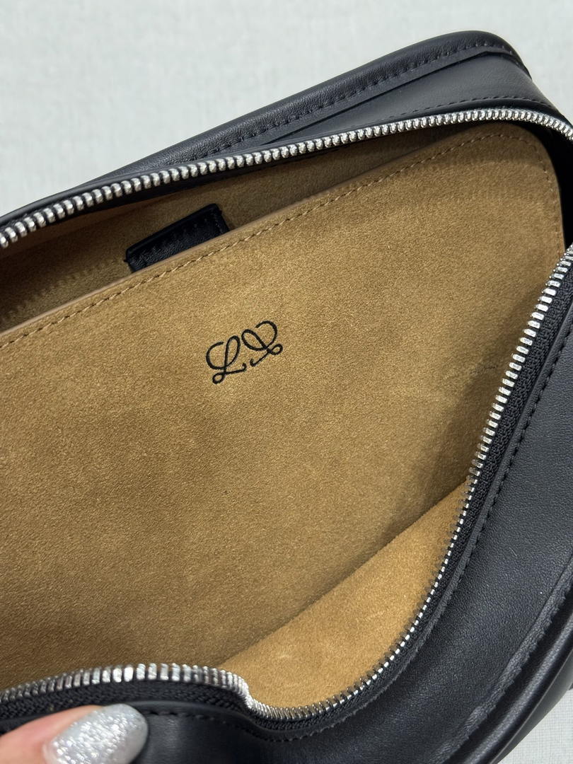 Loewe A039AS0X01 Small Amazona 180 bag in soft calfskin Black