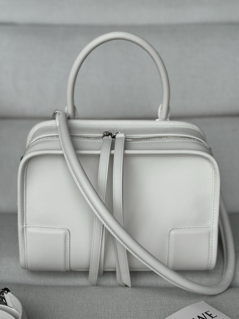 Loewe A039AS0X01 Small Amazona 180 bag in soft calfskin White