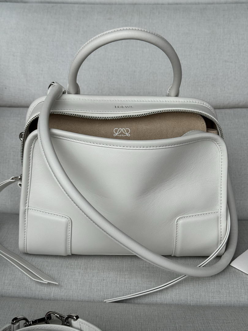 Loewe A039AS0X01 Small Amazona 180 bag in soft calfskin White