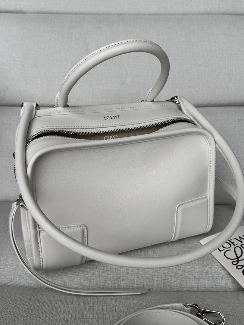 Loewe A039AS0X01 Small Amazona 180 bag in soft calfskin White