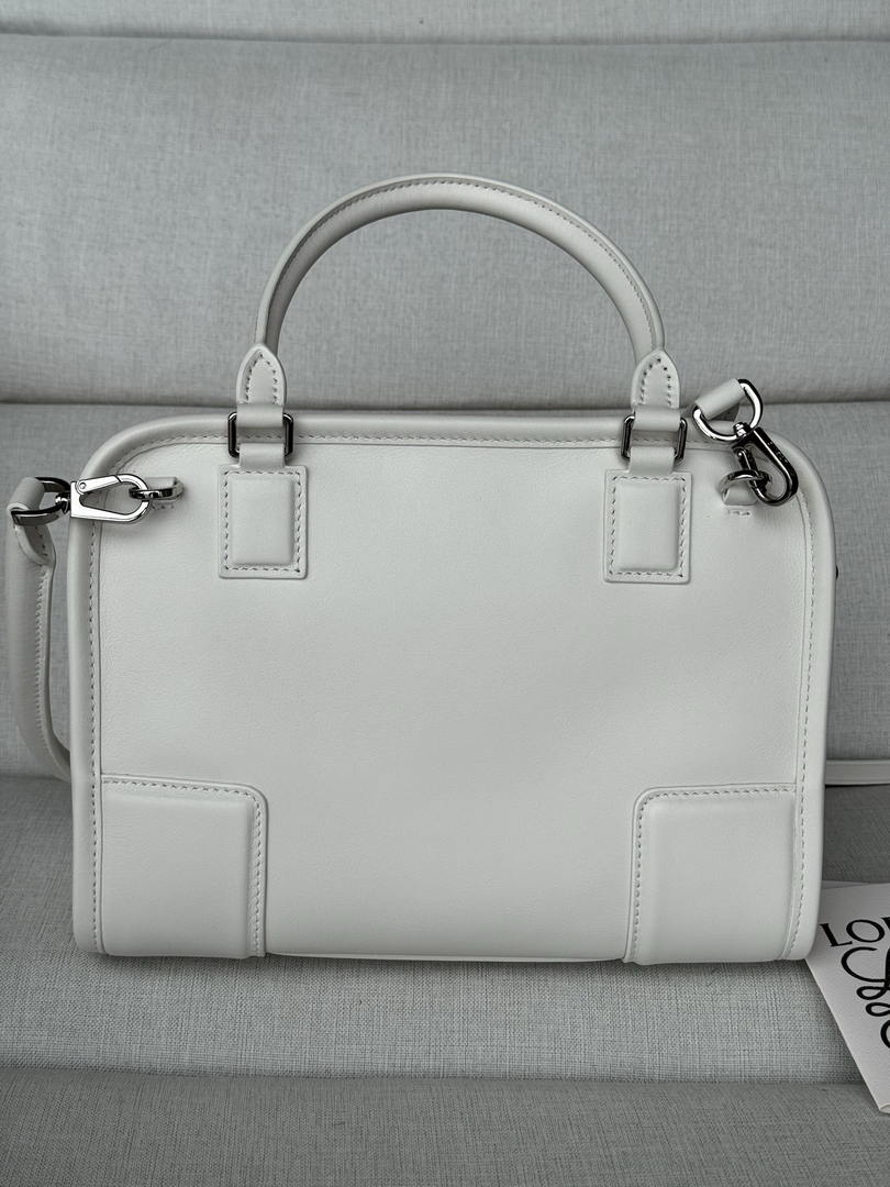 Loewe A039AS0X01 Small Amazona 180 bag in soft calfskin White