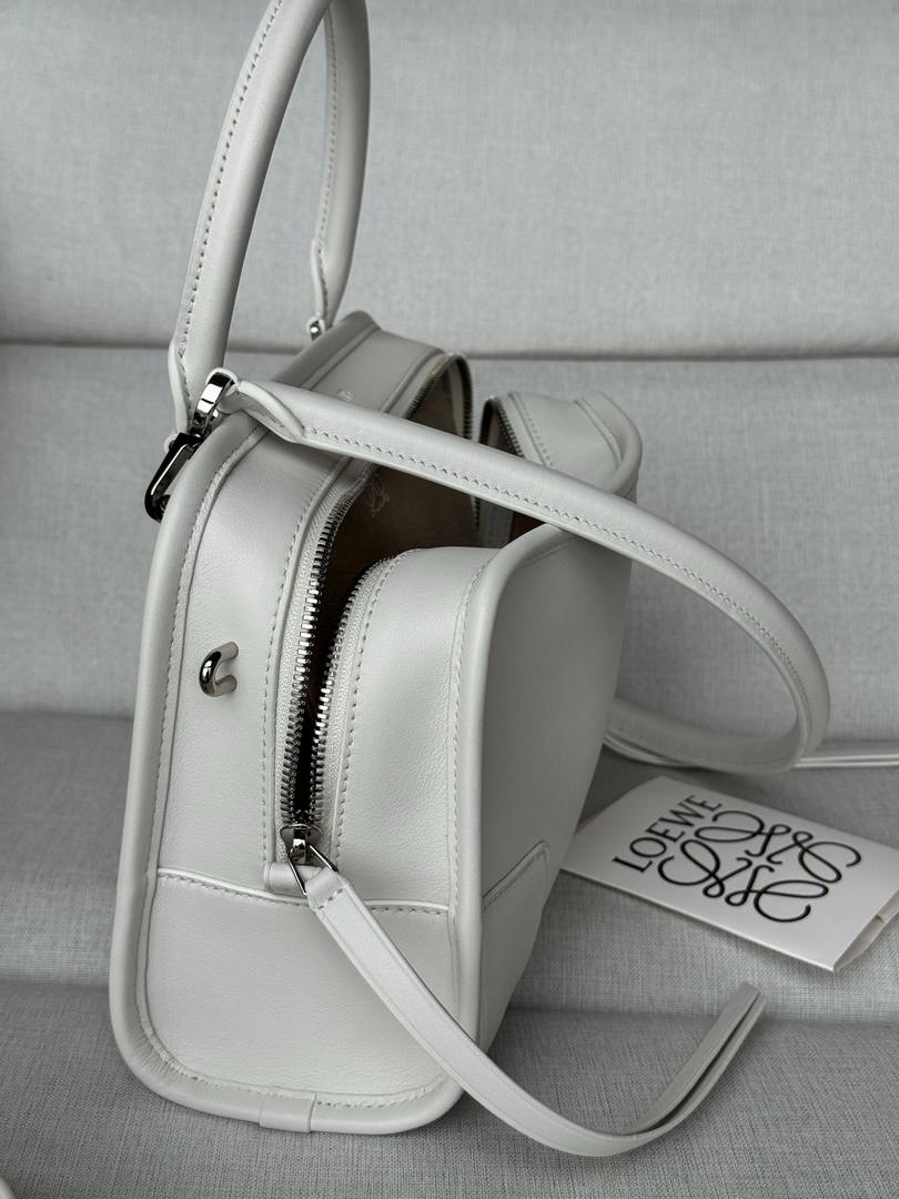 Loewe A039AS0X01 Small Amazona 180 bag in soft calfskin White
