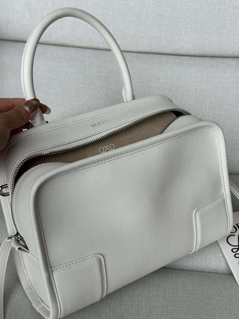 Loewe A039AS0X01 Small Amazona 180 bag in soft calfskin White