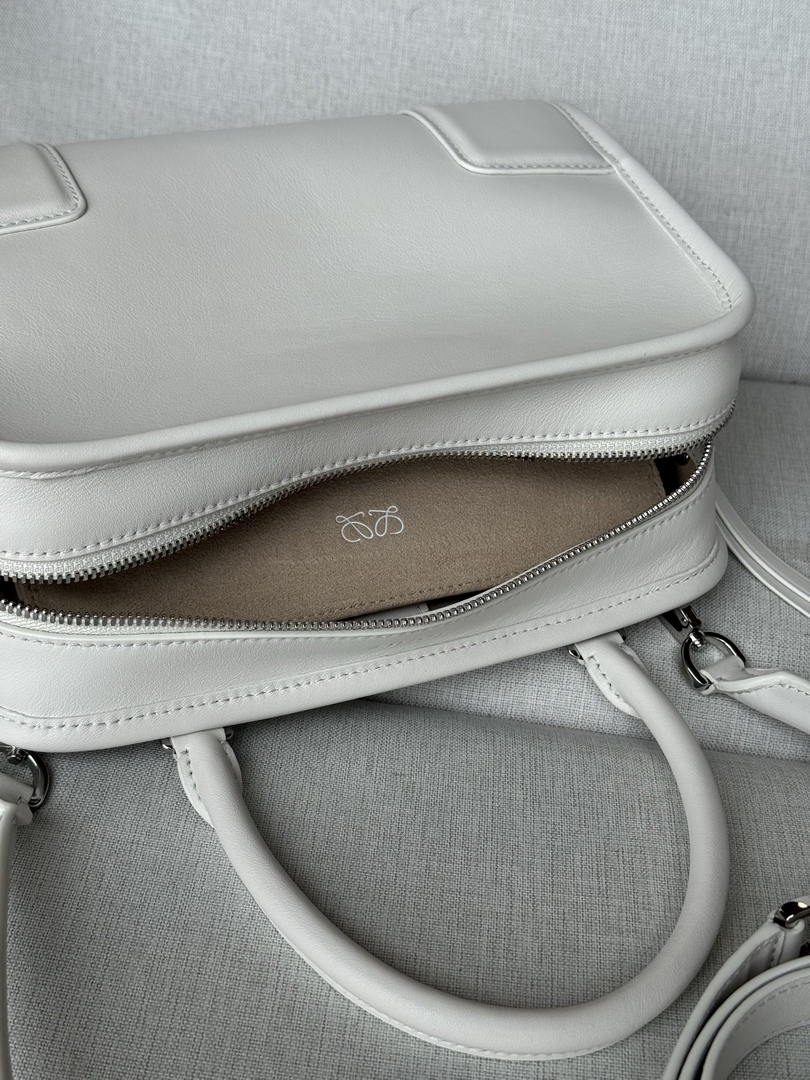 Loewe A039AS0X01 Small Amazona 180 bag in soft calfskin White