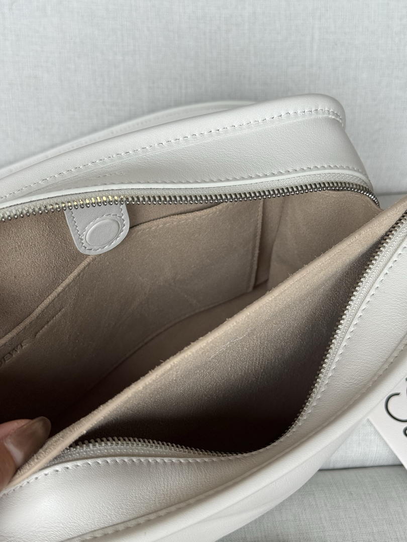 Loewe A039AS0X01 Small Amazona 180 bag in soft calfskin White