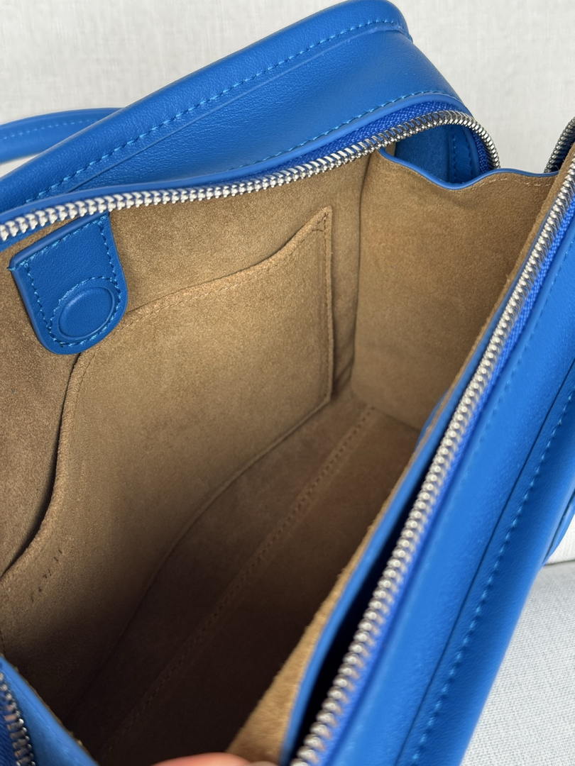 Loewe A039AS0X01 Small Amazona 180 bag in soft calfskin Blue