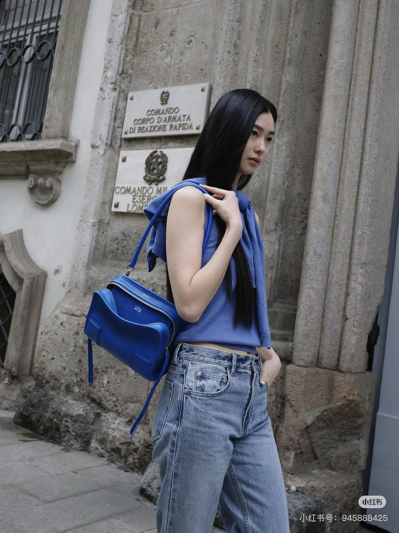 Loewe A039AS0X01 Small Amazona 180 bag in soft calfskin Blue