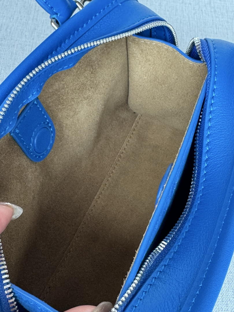 Loewe A039AS4X12  Mini Amazona 180 bag in soft calfskin Blue