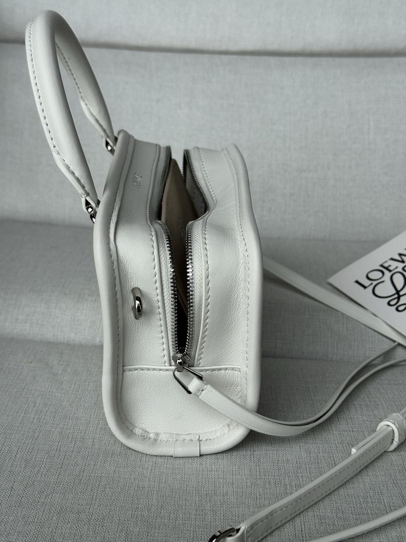 Loewe A039AS4X12  Mini Amazona 180 bag in soft calfskin White