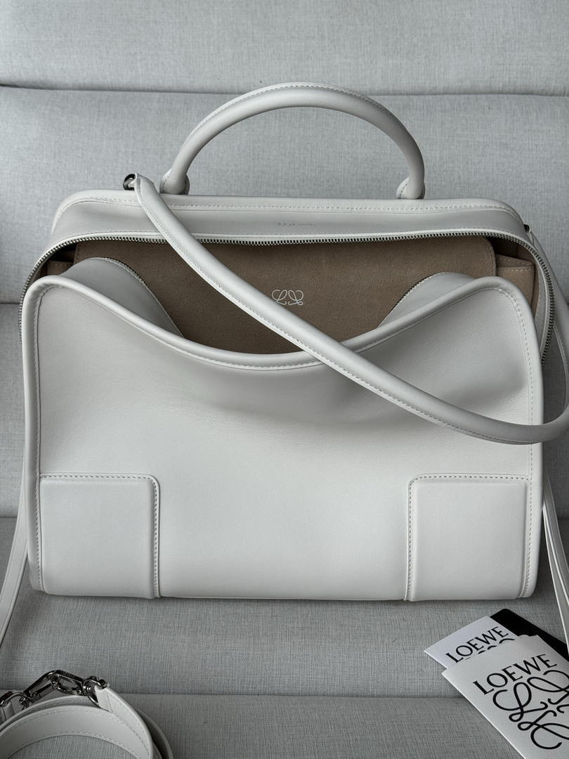 Loewe A039ASRX03 Large Amazona 180 bag in soft calfskin White