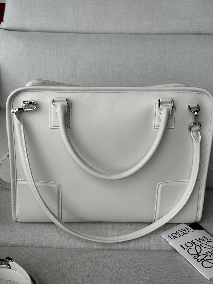 Loewe A039ASRX03 Large Amazona 180 bag in soft calfskin White