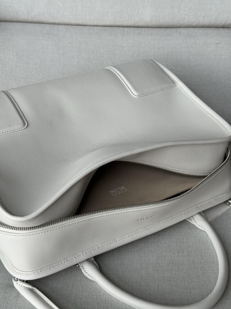 Loewe A039ASRX03 Large Amazona 180 bag in soft calfskin White