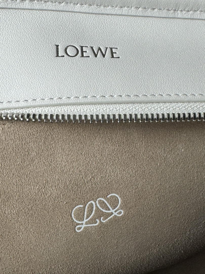 Loewe A039ASRX03 Large Amazona 180 bag in soft calfskin White