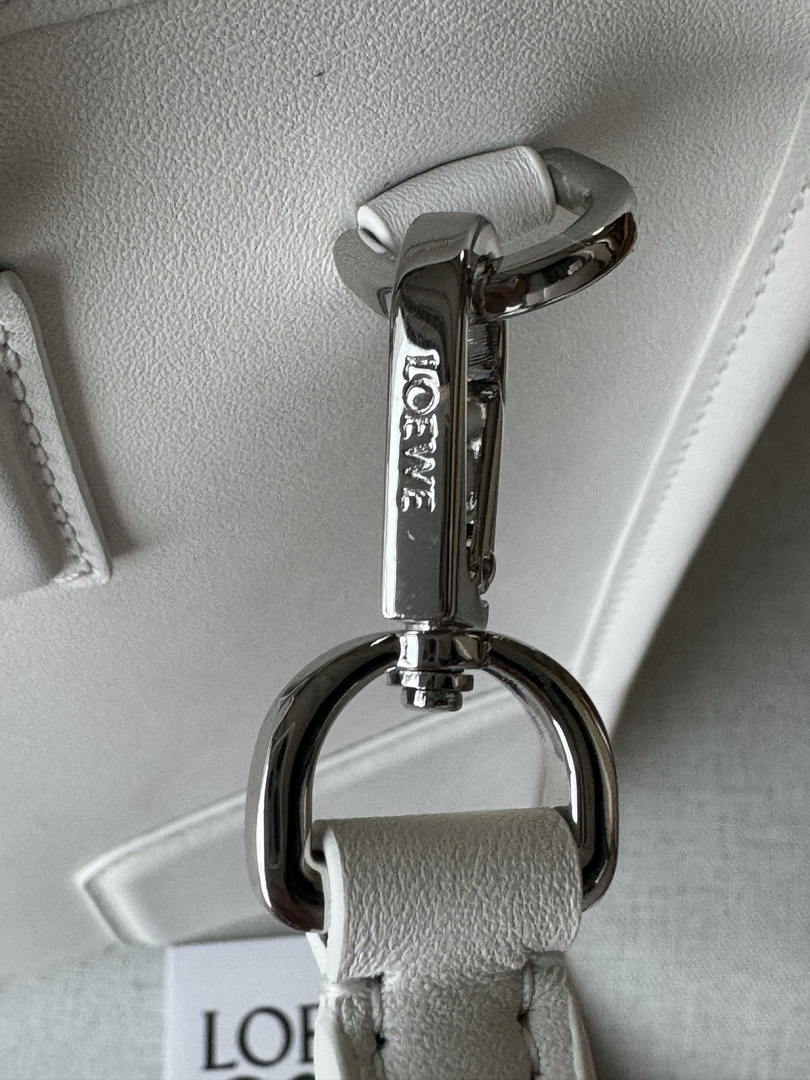 Loewe A039ASRX03 Large Amazona 180 bag in soft calfskin White