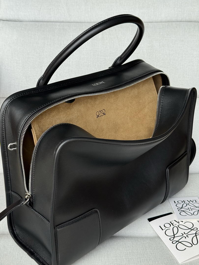 Loewe A039ASRX03 Large Amazona 180 bag in soft calfskin Black