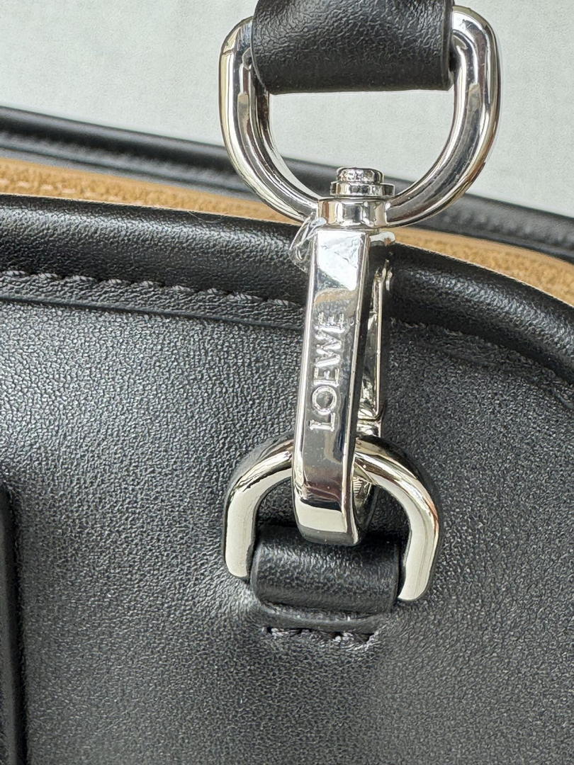 Loewe A039ASRX03 Large Amazona 180 bag in soft calfskin Black