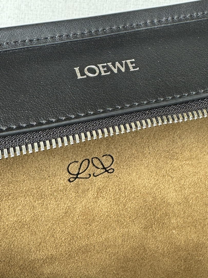 Loewe A039ASRX03 Large Amazona 180 bag in soft calfskin Black