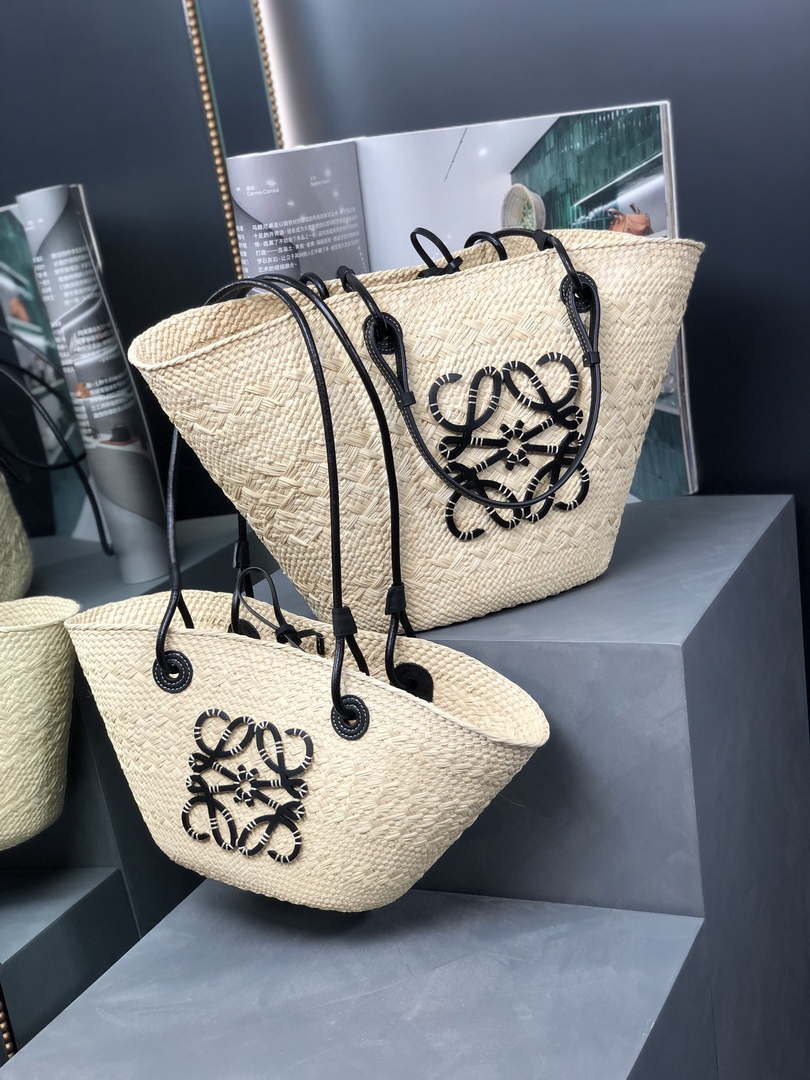 Loewe A223T43X02 Medium Anagram Basket bag in iraca palm and calfskin Natural Black