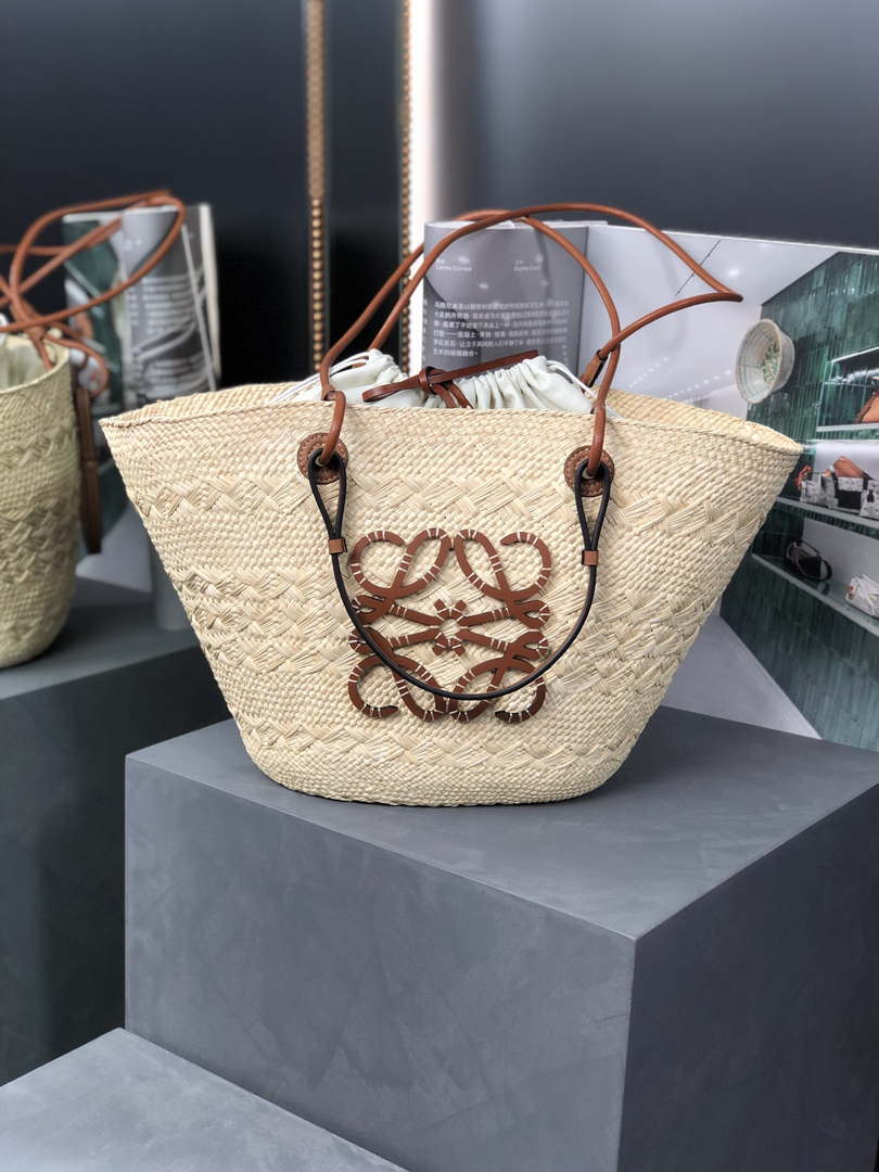 Loewe A223T43X02 Medium Anagram Basket bag in iraca palm and calfskin Natural Tan - Default Title - View 1
