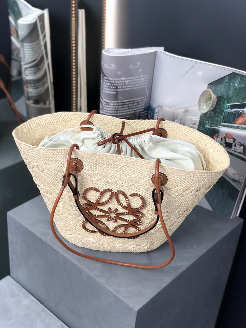Loewe A223T43X02 Medium Anagram Basket bag in iraca palm and calfskin Natural Tan