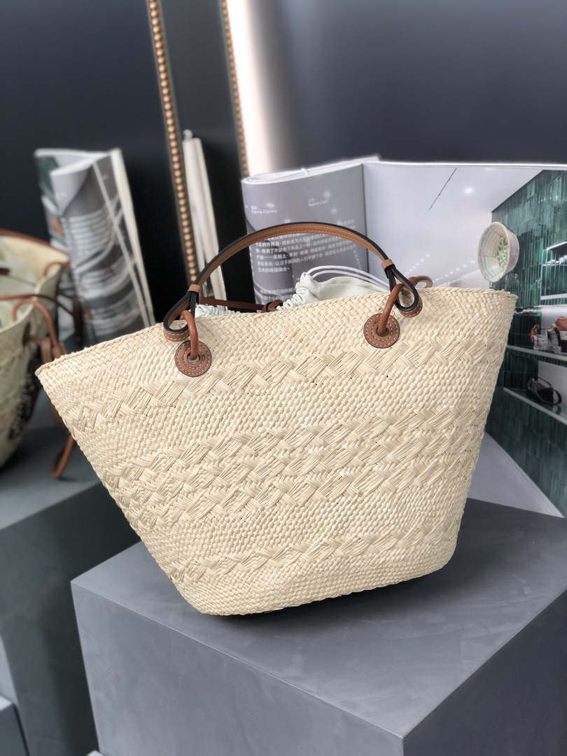Loewe A223T43X02 Medium Anagram Basket bag in iraca palm and calfskin Natural Tan