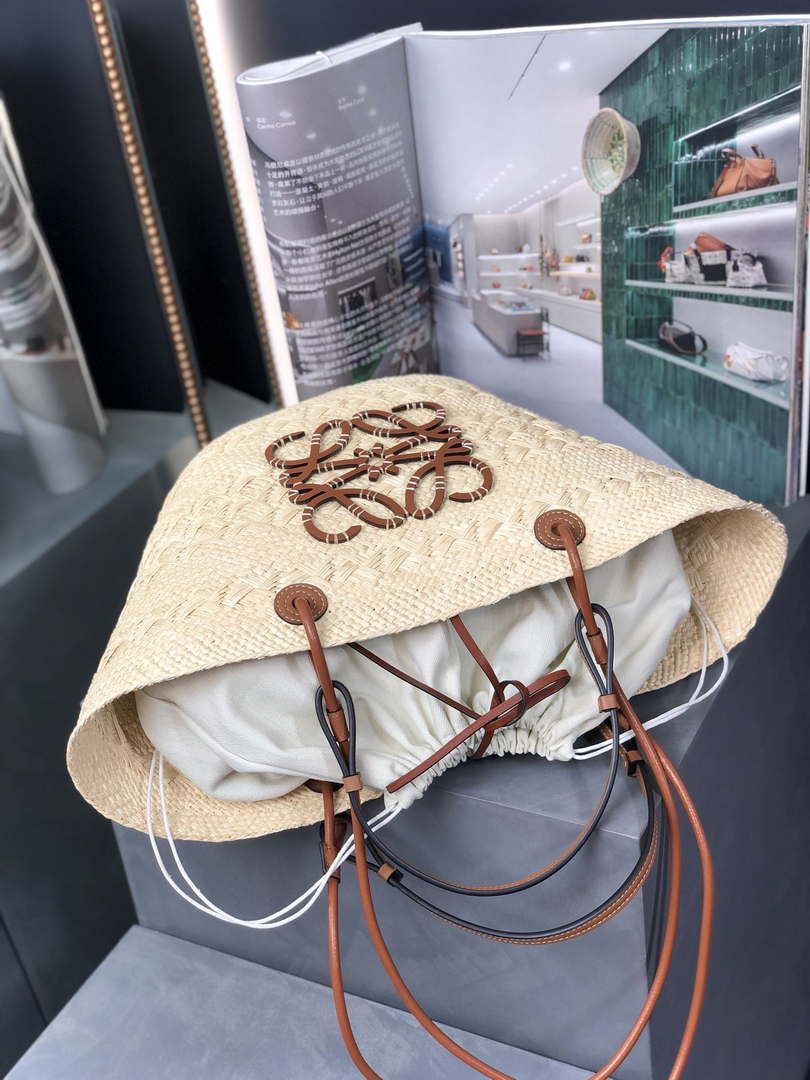 Loewe A223T43X02 Medium Anagram Basket bag in iraca palm and calfskin Natural Tan
