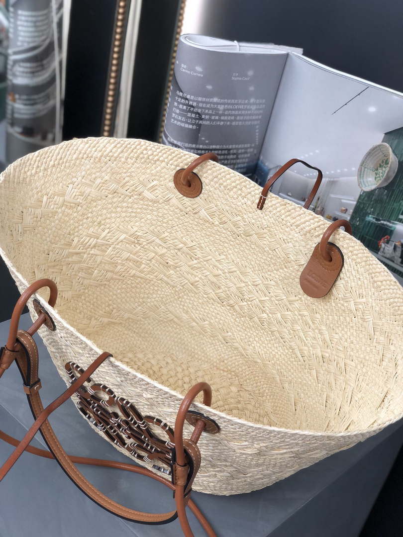 Loewe A223T43X02 Medium Anagram Basket bag in iraca palm and calfskin Natural Tan