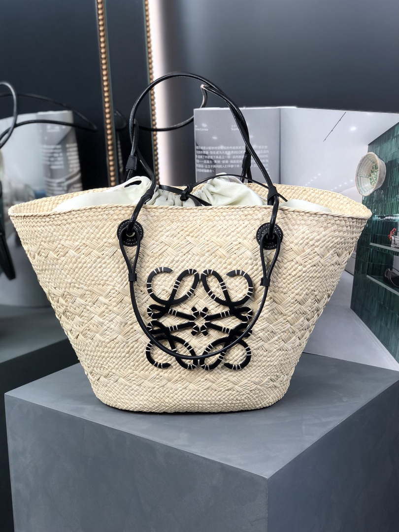 Loewe A223T43X02 Medium Anagram Basket bag in iraca palm and calfskin Natural Black