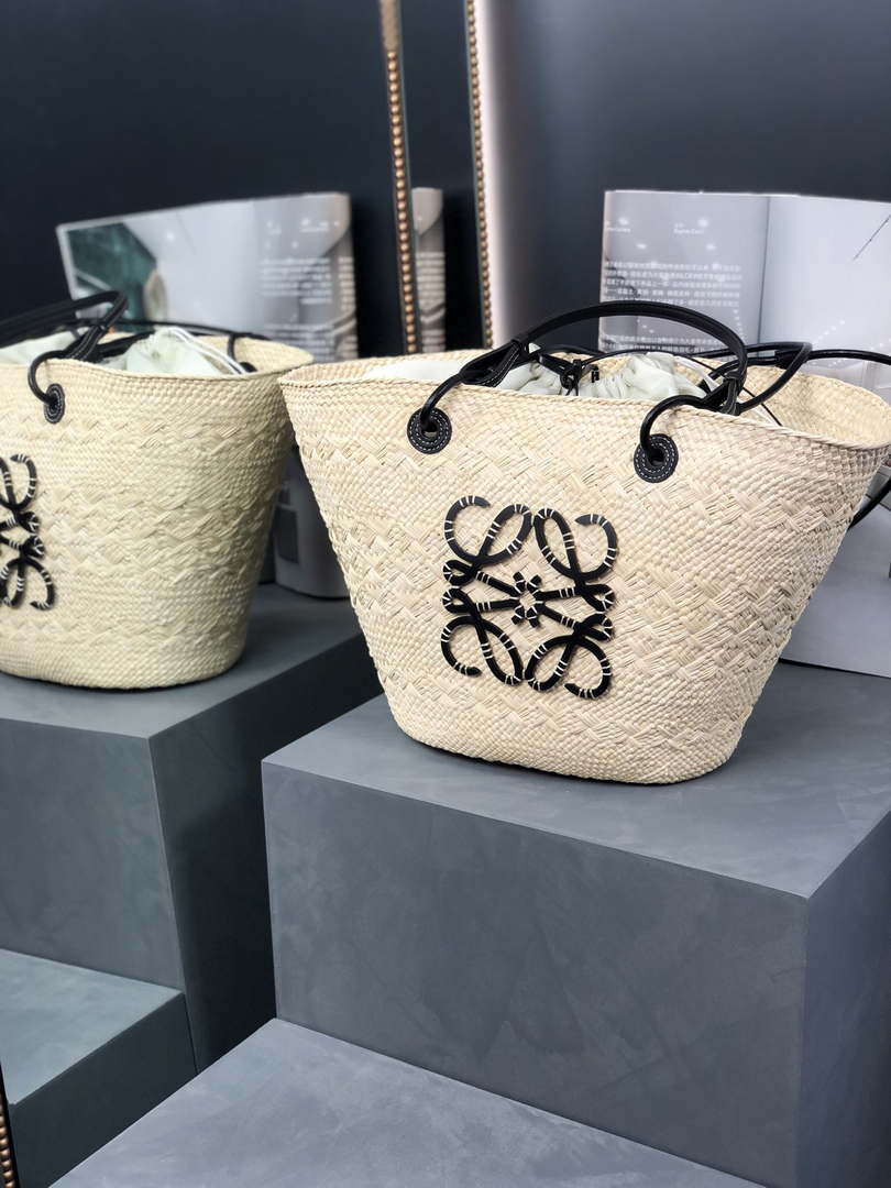 Loewe A223T43X02 Medium Anagram Basket bag in iraca palm and calfskin Natural Black