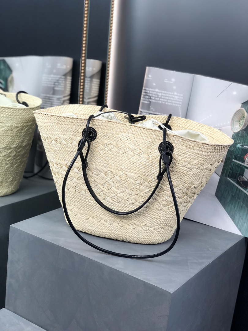 Loewe A223T43X02 Medium Anagram Basket bag in iraca palm and calfskin Natural Black