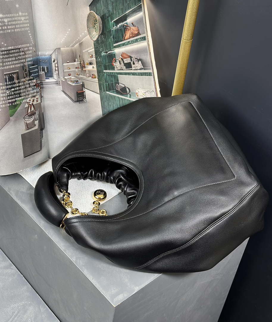 Loewe A914Q37X01 Medium Squeeze bag in nappa lambskin Black