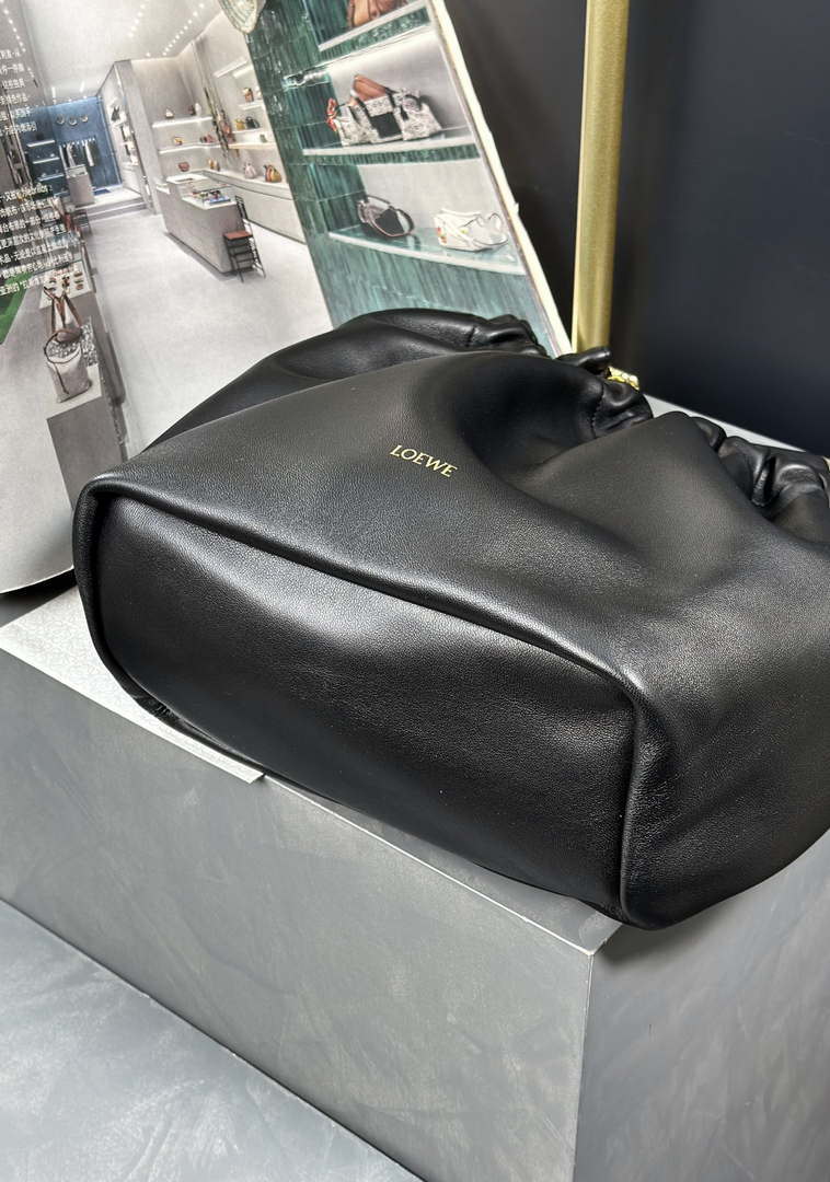 Loewe A914Q37X01 Medium Squeeze bag in nappa lambskin Black