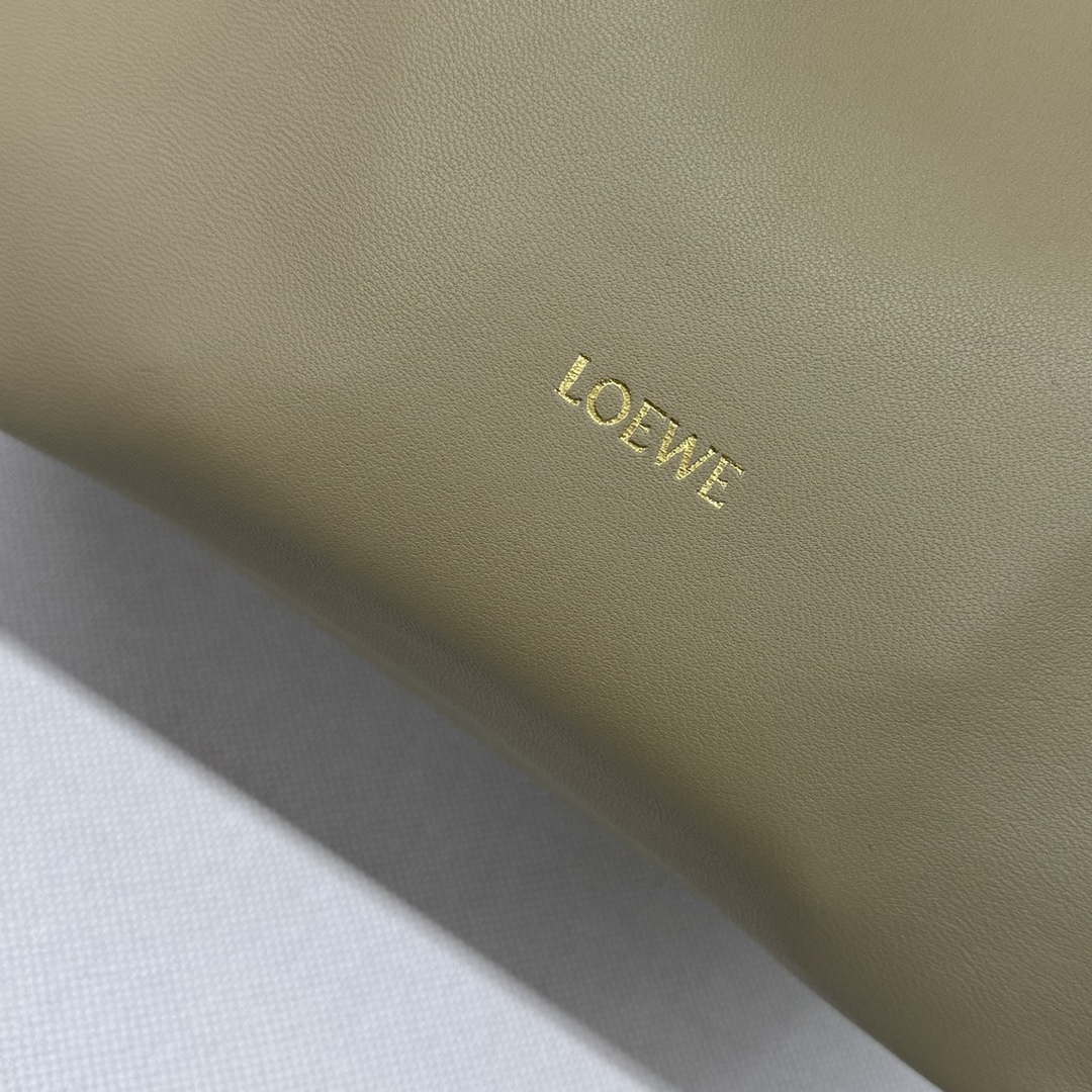 Loewe A914Q37X01 Medium Squeeze bag in nappa lambskin Clay Green