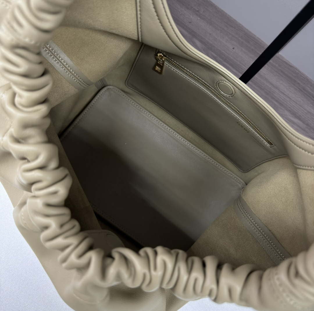 Loewe A914Q37X01 Medium Squeeze bag in nappa lambskin Clay Green