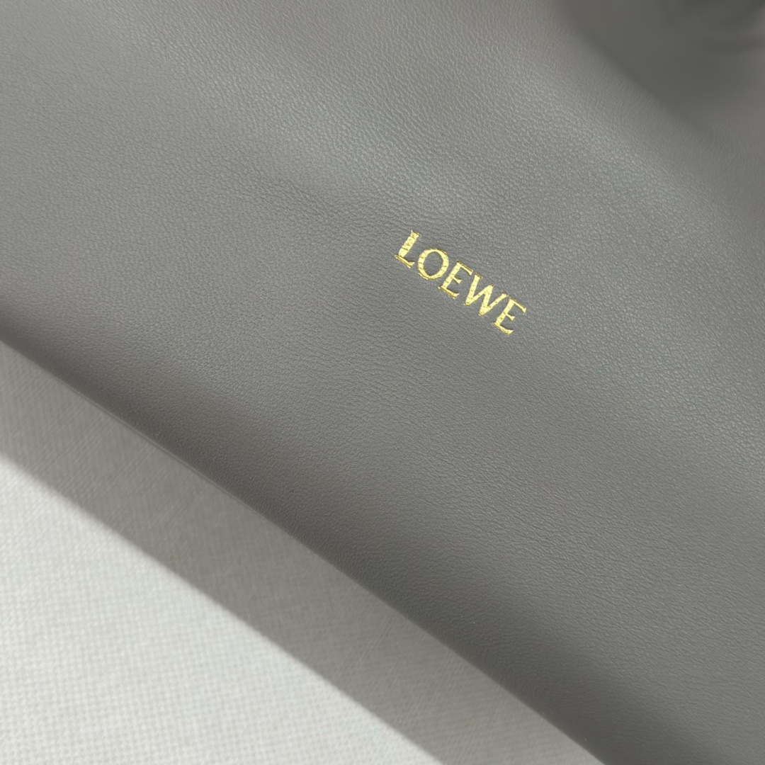Loewe A914Q37X01 Medium Squeeze bag in nappa lambskin Gray