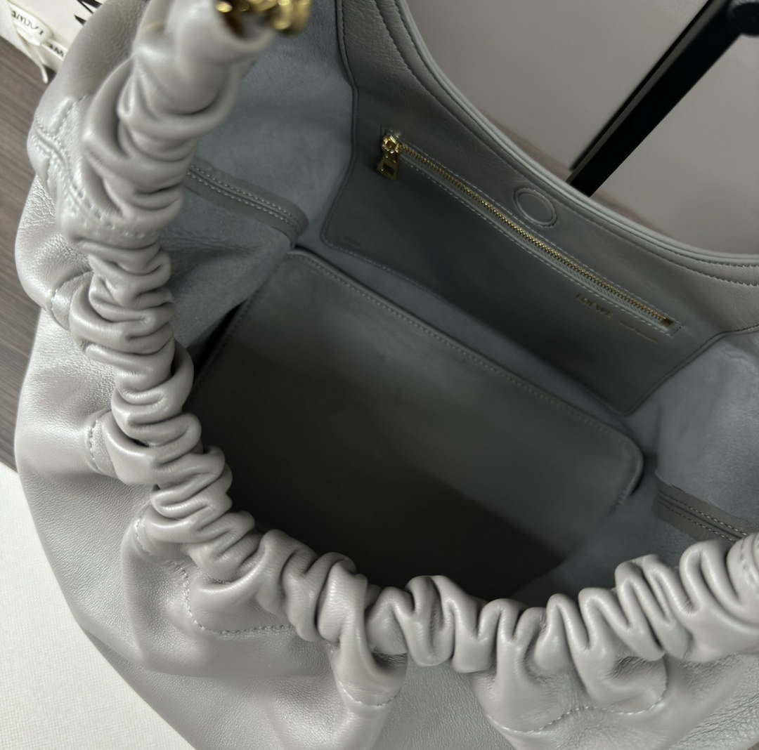 Loewe A914Q37X01 Medium Squeeze bag in nappa lambskin Gray