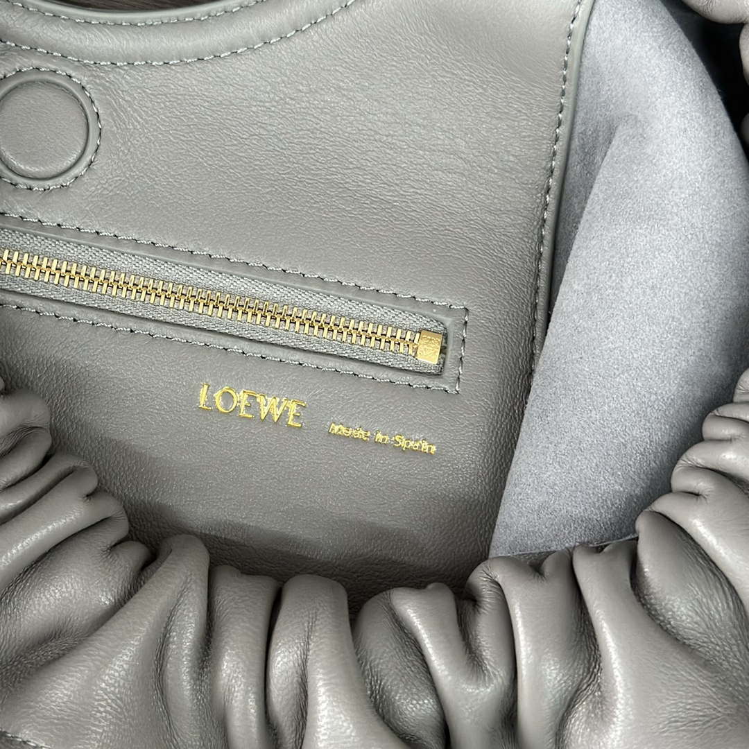 Loewe A914Q37X01 Medium Squeeze bag in nappa lambskin Gray