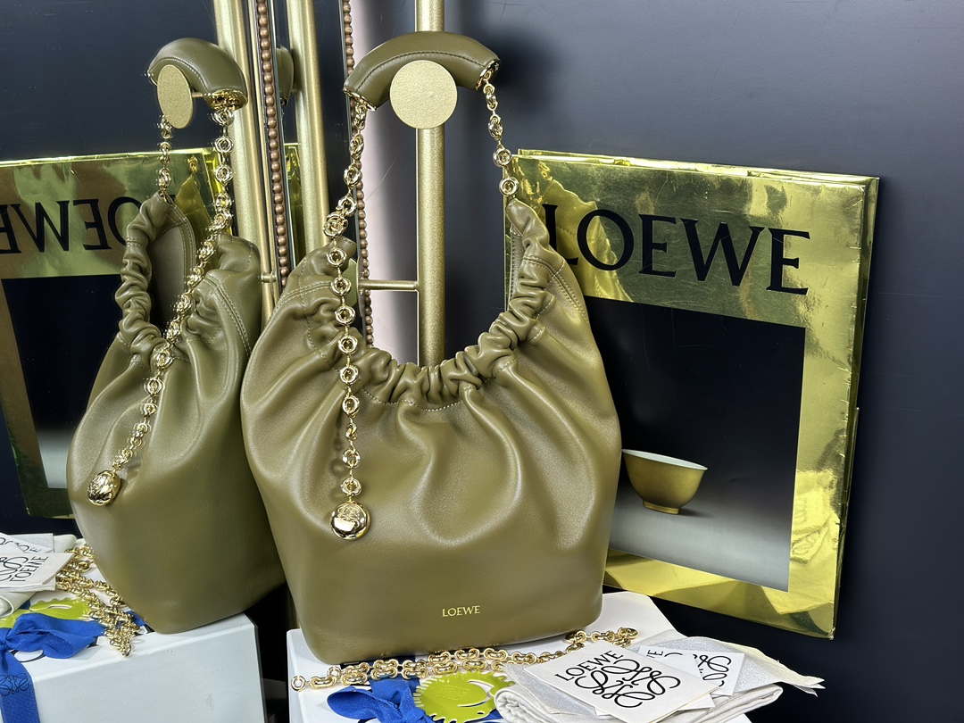 Loewe A914Q37X01 Medium Squeeze bag in nappa lambskin Green - Default Title - View 1